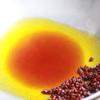 Đun nóng 30ml dầu ăn với 1 muỗng cà phê hạt màu điều, đảo đều cho đến khi dầu nóng và hạt màu điều ra màu thì vớt bỏ hạt. Cho dầu ra chén để riêng.
