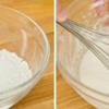 Trộn 115g bột gạo với 60g đường trắng lại với nhau, sau đó cho từ từ 180 ml nước vào khuấy trộn đều cho bột đồng nhất và không bị vón cục.