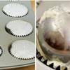 Múc kem ra khuôn cupcake đã được lót giấy bạc. Kem sẽ tan chảy nhanh chóng nên cần cho khuôn kem vào tủ lạnh sau đó khoảng vài giờ cho kem cứng trở lại.
