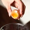 Đập trứng gà, chỉ lấy phần lòng đỏ trứng, cho vào cùng.