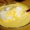 Đánh bông kem whipping với 6 lòng trắng trứng gà rồi cho phần hỗn hợp gelatine vừa ngâm vào trộn đều với kem.