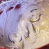 Đổ chén bột gelatine đã hấp vào hỗn hợp khoai lang ở step 2, trộn đều. Dùng máy đánh trứng, đánh bông kem tươi cho bông lên.