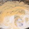 Đổ chén bột gelatine đã hấp vào hỗn hợp khoai lang ở step 2, trộn đều. Dùng máy đánh trứng, đánh bông kem tươi cho bông lên.