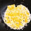 Lòng đỏ trứng muối đem hấp chín, nghiền nhuyễn. Đun chảy 1 muỗng canh bơ, cho trứng muối đã nghiền nhuyễn vào xào, đảo đều và xào cho dậy mùi thơm thì cho rau răm vào cùng.