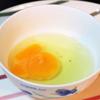 Trứng gà đập vào chén và khuấy đều.Thơm gọt sạch và bằm nhuyễn. Rửa sạch cà chua và thái hột lựu.