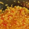 Làm nước sốt: cho thơm bằm nhuyễn và cà chua thái hạt lựu vào chảo đun trên bếp. Thêm muối, đường, giấm cho vừa miệng. Sau đó, cho bột bắp vào cùng, để làm sánh nước sốt.