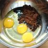 Chuối bóc vỏ, thái miếng nhỏ. Cho trứng và đường nâu vào bát to, đánh cho trứng và đường tan hết.