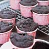 Bánh muffin dark chocolate đơn giản và dễ làm với những nguyên liệu dễ tìm bên ngoài các cửa hàng bán nguyên liệu làm bánh là bạn đã có thể thử vào bếp thực hiện cho mọi người thưởng thức rồi đó.