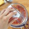 Cách làm muối ớt đỏ xay nhuyễn: Cho vào máy xay 30gr ớt, 5 tép chanh, 10gr lá chanh, 10gr tỏi, 60gr đường và 15gr muối xay thật nhuyễn.
