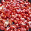 Khi nước đường cạn chỉ còn sền sệt, quả cà chua hơi quắt lại, màu đỏ óng ả thì tắt bếp. Xếp cà chua ra mâm, để cho cà chua nguội hẳn thì cho vào lọ thủy tinh để bảo quản và dùng dần.