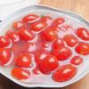 Cho cà chua vào ngâm với nước vôi trong trong khoảng 10 tiếng (ngâm qua đêm).