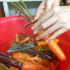 Rửa sạch cà rốt, bào vỏ, tỉa hoa tuỳ thích, cắt cà rốt có độ dày khoảng 0.5cm.