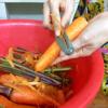 Rửa sạch cà rốt, bào vỏ, tỉa hoa tuỳ thích, cắt cà rốt có độ dày khoảng 0.5cm.