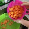 Cách làm mứt cà rốt giòn, không bị ỉu: Ngâm các lát cà rốt vào nước vôi trong khoảng 2 - 3 tiếng đồng hồ (giúp mứt cà rốt được giòn). Vớt cà rốt ra, rửa sạch với nước nhiều lần cho bớt mùi nước vôi trong.
