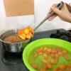 Đun sôi 1 nồi nước, cho cà rốt vào, luộc sơ cà rốt khoảng 5 - 7 phút cho cà rốt mềm rồi vớt ra. Cho cà rốt vào tô nước lạnh, xả thêm 2 - 3 lần nữa, để ráo nước.