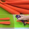 Cà rốt chọn những củ to dài khi bào sợi mứt sẽ dễ hơn nhiều. Đem cà rốt gọt sạch vỏ, sau đó bạn chẻ đôi củ cà rốt, dùng dụng cụ bào để bào sợi cà rốt.