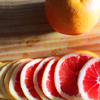 Chuẩn bị các nguyên liệu. Cam rửa sạch, cắt lát ngang dày khoảng 0.4-0.5cm, nếu trái cam to thì cắt đôi miếng cam.