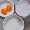 Cho trứng, 350ml nước cốt dừa và 150g đường vào tô, trộn đều cho đường tan.