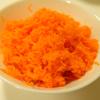 Cà rốt nạo vỏ, bào sợi nhỏ. Cho cà rốt vào chảo trống dính, 200gr cà rốt bạn cho 120g đường nếu thích ngọt hơn bạn có thể cho thêm phụ thuộc khẩu vị gia đình bạn nhé! Trộn đều lên, ướp hỗn hợp trong vòng 1,5 giờ.