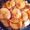 Sau đó, cho vào chảo có đế dày và sên, trong quá trình sên mứt táo dẻo, bạn nên hạn chế khuấy để tránh lại đường và sên ở nhiệt độ nhỏ, đến khi hỗn hợp nước cam đường sệt lại, miếng táo có màu nâu vàng là được.
