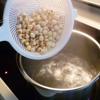 Nấu 1 nồi nước sôi, sau đó cho hạt sen vào luộc 10-15 phút là sen vừa chín là tắt bếp. Đổ sen ra rổ xả qua nước lạnh. Dùng tăm lấy tim sen, tránh bị bể nhé.