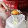Cho nước, vani, kem wipping và sữa vào chảo, đun sôi rồi hạ nhiệt. Trứng gà chỉ lấy lòng đỏ cho vào bát.