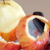 Táo đem rửa sạch, dùng dao gọt bỏ vỏ và cắt thành từng khoanh tròn. Mỗi 1 trái táo thường có thể cắt thành 5 khoanh và cắt thành từng lát dày để đảm bảo độ dẻo của táo.