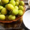Táo ta chọn những trái có kích thước đồng đều, thuôn dài. Đem táo rửa sạch, ngâm với nước muối pha loãng khoảng 30 phút, sau đó vớt ra để ráo nước rồi dùng tăm hoặc nĩa xiên đều xung quanh quả táo. Sau đó, ngâm táo trong nước vôi trong từ 12-15 tiếng đồng hồ cho ngấm.