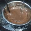 Chocolate cắt nhỏ và đun cách thủy cho nóng chảy.