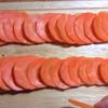Củ cải trắng, cà rốt gọt vỏ, cắt miếng mỏng.