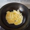 Đun nóng 1 muỗng canh dầu ăn. Đánh tan trứng gà với 1/4 muỗng cà phê muối. Đổ trứng vào chảo dầu, khuấy đều. Chiên đến khi trứng chín và tơi là được.