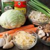 Chuẩn bị tất cả nguyên liệu. Rửa sạch rau củ, cắt nhỏ hành lá, băm nhỏ gừng tỏi, cắt lát nấm và cắt sợi bắp cải, cà rốt và măng tươi.