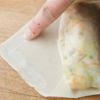 Quết một lớp dầu ăn lên giấy bạc đã được lót sẵn trong khay nướng. Múc nhân vào giữa lá nem, cuộn chặt tay. Sau đó quết một lớp trứng đánh mỏng đều khắp nem.