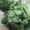 Nấm và bông cải xanh thái nhỏ trụng qua nước sôi nhằm giúp nấm giòn, còn bông cải thì xanh.