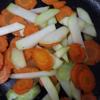 Lần lượt cho cà rốt, su hào, su su, bông cải xanh và nấm vào chảo xào. Nấm đã trụng nên rất mau chín, bạn đừng để nấm chín quá sẽ mất vị ngọt.