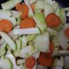 Lần lượt cho cà rốt, su hào, su su, bông cải xanh và nấm vào chảo xào. Nấm đã trụng nên rất mau chín, bạn đừng để nấm chín quá sẽ mất vị ngọt.