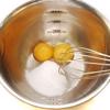 Cho 2 lòng đỏ trứng gà và đường vào bát, dùng cây đánh trứng đánh bông lên nha. Tiếp theo đổ sữa tươi vào nồi, cho thêm một ít bột galetine vào đun sôi khoảng 5 phút.