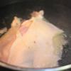 Thịt gà rửa sạch, cho vào nồi, thêm nước lạnh và nửa muỗng cà phê muối, đun sôi khoảng 15 - 20 phút thì tắt bếp, đậy kín nắp nồi để thịt gà tiếp tục chín.