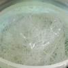 Miến ngâm vào thau nước lạnh cho mềm rồi để ráo, dùng kéo cắt thành từng khúc ngắn.