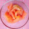 Cà chua khứa chữ thập ở phía đuôi quả, trụng qua với nước sôi cho tách vỏ.