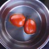 Cà chua khứa chữ thập ở phía đuôi quả, trụng qua với nước sôi cho tách vỏ.