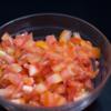 Rửa sạch cà chua và hành tây, cắt hạt lựu.