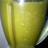 Nước rau má sau khi lọc được cho vào chung với nước dừa. Đổ nước rau má nước dừa vào máy xay sinh tố cùng với đậu xanh, sau đó xay nhuyễn.