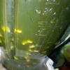 Nước rau má sau khi lọc được cho vào chung với nước dừa. Đổ nước rau má nước dừa vào máy xay sinh tố cùng với đậu xanh, sau đó xay nhuyễn.