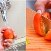 Cà chua mua về rửa sạch dưới vòi nước lạnh vài lần, để lên khăn khô cho ráo. Cắt bỏ cuống, cắt cà chua làm đôi rồi làm tư cho đến khi hết phần cà chua mua về.