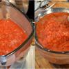 Cho cà chua vào máy xay sinh tố, xay nhuyễn cho đến khi có hỗn hợp mịn thì tắt máy. Lọc phần cà chua xay nhuyễn qua rây, dùng muỗng đè thịt cà chua cho ra hết nước cốt.