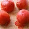 Đun 1 nồi nước sôi, cho cà chua vào chần khoảng 2 phút đến khi lớp vỏ cà chua bong ra. Trong thời gian chờ bạn có thể sên nước đường để pha vào nước ép cà chua.