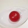 Rửa sạch cà chua, bỏ núm và để ráo nước. Dùng dao khía 2 đường chéo nhau ở phía dưới quả cà.