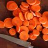 Rửa sạch cà rốt, cắt lát. Tùy vào sở thích mà bạn có thể nạo vỏ hoặc để tùy ý nhé!