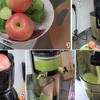 Các bạn rửa sạch táo và dưa leo sau đó cắt thành miếng nhỏ. Cho lần lượt từng miếng trái cây vào máy ép và ép lấy nước.